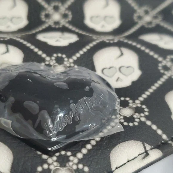 Betsey Johnson black white skull print heart shaped‎ closure lock trifold wallet - Picture 3 of 12